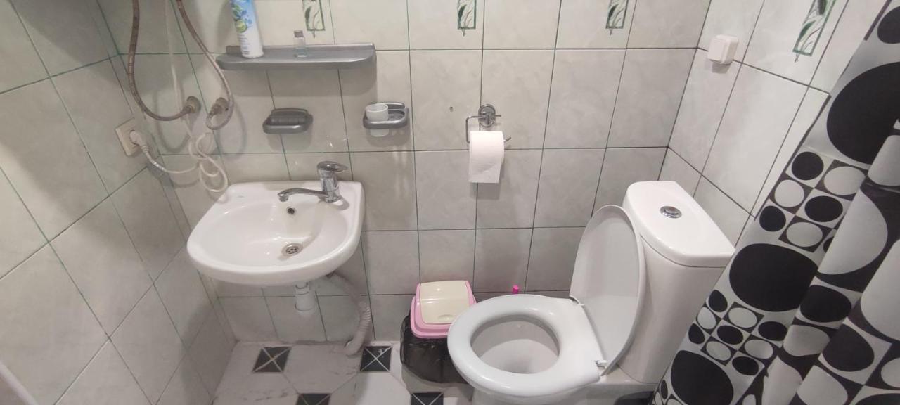 Отель Гостевой дом Джона Сухум Экстерьер фото